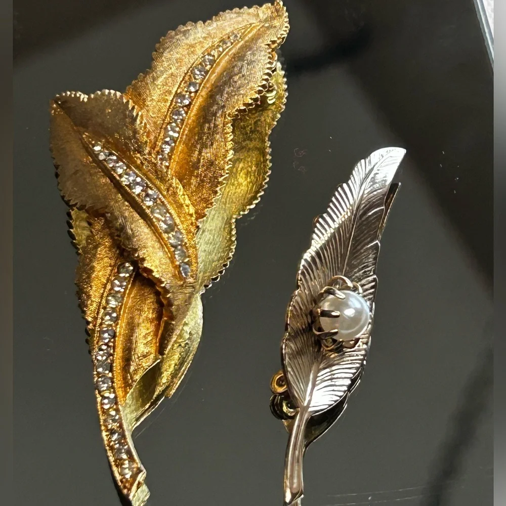 Set of Two Vintage Gold Tone Faux Pearl Feather Leaf Brooch Pin Rhinestone - Picture 2 of 6